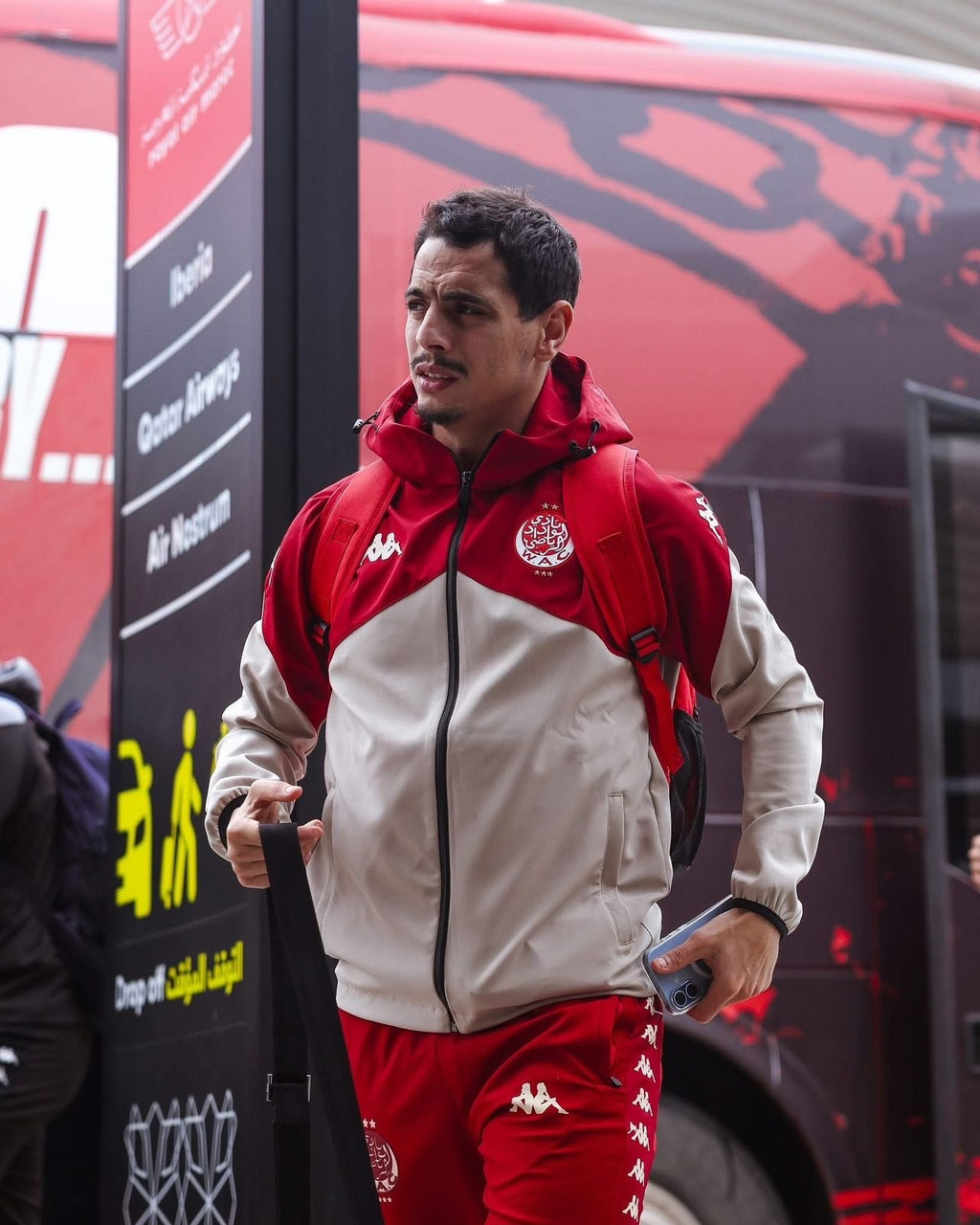 Wydad AC Veste Entraînement Beige - Joueur en action